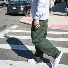 Load image into Gallery viewer, Theories - Plaza Jeans Hunter - Green/White Contrast Stitch